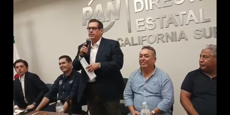 Para muchos panistas la propuesta a la alcaldía de La Paz, desde la óptica de ese partido, puede ser salvada de alguna manera por la figura que representa Mario Rieke, que en términos de antecedentes políticos está literalmente a salvo, lo que por supuesto no se puede decir de Lavinia Núñez y menos de Azucena Meza, identificada por muchos (a pesar de que diga lo contrario) con el equipo histórico y bajo la sombra del exalcalde y exdiputado federal Rubén Muñoz.