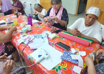 FLORES QUE OCUPAN LAS MANOS Y FORTALECEN EL BIENESTAR DE NUESTROS ADULTOS MAYORES