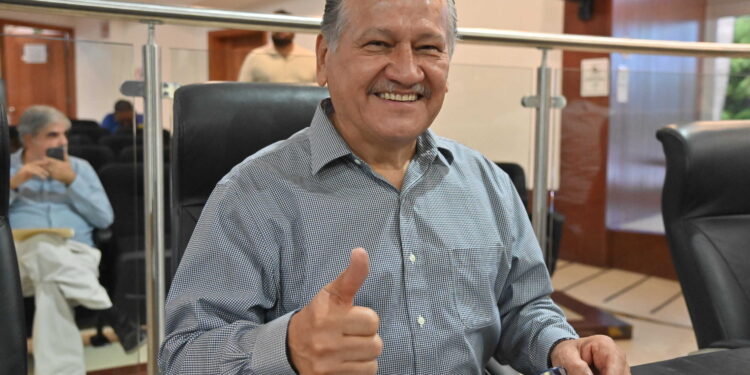 El diputado Fernando Hoyos Aguilar presentó iniciativa para fortalecer la estructura técnica del congreso y atender el rezago legislativo.