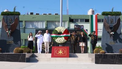 En el marco del 179 aniversario de la Gesta Heroica de los Niños Héroes de Chapultepec, el gobernador Víctor Manuel Castro Cosío encabezó este domingo una ceremonia cívica en las instalaciones de la Tercera Zona Militar, en La Paz, con la presencia de representantes de las Fuerzas Armadas, los poderes Legislativo y Judicial, así como de la autoridad municipal. Durante el acto se rindió homenaje a los cadetes del entonces Colegio Militar que, el 13 de septiembre de 1847, participaron en la defensa del Castillo de Chapultepec ante las fuerzas invasoras de Estados Unidos, acontecimiento que forma parte de la historia nacional.