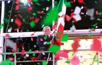 Celebra gobernador Víctor Castro con familias sudcalifornianas el Grito de Independencia
