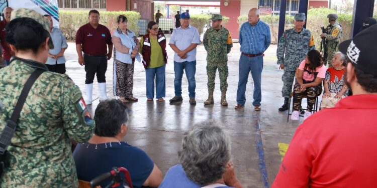 El gobernador del estado, Víctor Manuel Castro Cosío, acompañado por la coordinadora nacional de Protección Civil, Laura Velázquez Alzúa, encabezó la evaluación de los daños ocasionados por el huracán Polo en las comunidades de Puerto Adolfo López Mateos y el Ejido Santo Domingo, en el municipio de Comondú. Como atención inmediata, elementos del Ejército Mexicano y de la Secretaría de Marina (SEMAR) entregaron apoyos alimentarios a familias de las zonas afectadas, dentro del operativo desplegado ante el fenómeno meteorológico.