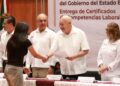 Entrega Gobernador 55 certificados de competencias laborales en La Pa