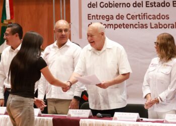 Entrega Gobernador 55 certificados de competencias laborales en La Pa