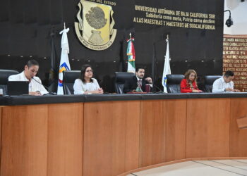 La Paz, BCS, 01 de septiembre de 2026   Boletín 250/2026 “Fortaleceremos el parlamento abierto para legislar de la mano del pueblo”, Diputado Eduardo Van Wormer Castro  · Al iniciar el tercer año de la XVII Legislatura, llamó a privilegiar los resultados, el diálogo y la responsabilidad por encima de cualquier aspiración personal  Al iniciar el Primer Periodo Ordinario de Sesiones del Tercer Año de Ejercicio Constitucional de la XVII Legislatura, el diputado Eduardo “Yayo” Van Wormer Castro, coordinador de la bancada de Morena y presidente de la Mesa Directiva, refrendó su compromiso de fortalecer el parlamento abierto y mantener al Congreso cercano a las necesidades del pueblo sudcaliforniano.  Van Wormer señaló que Baja California Sur atraviesa una etapa de crecimiento que genera oportunidades, pero también mayores retos en materia de agua, vivienda, servicios públicos, ordenamiento urbano y protección del medio ambiente, por lo que llamó a impulsar un desarrollo que se traduzca verdaderamente en bienestar para las familias.  Ante el proceso electoral de 2027, sostuvo que la competencia política no puede distraer las responsabilidades del Poder Legislativo. “Ninguna aspiración personal, por legítima que sea, puede colocarse por encima del interés del pueblo sudcaliforniano. Este Congreso tiene un mandato y vamos a cumplirlo”, afirmó.  El legislador destacó que durante este periodo será fundamental fortalecer el parlamento abierto, escuchar a los cinco municipios y abrir espacios a comunidades rurales y pesqueras, universidades, organizaciones ciudadanas, mujeres, juventudes, trabajadores, emprendedores y sectores productivos.  Asimismo, señaló que desde la Presidencia de la Mesa Directiva impulsará un Congreso donde todas las voces puedan expresarse, las mayorías ejerzan su responsabilidad de decidir y las minorías sean escuchadas y respetadas, privilegiando el diálogo y los acuerdos por encima de la confrontación.  “Que cuando el ruido electoral intente ocuparlo todo, este Congreso responda con trabajo. Nuestro deber es servir al pueblo de Baja California Sur, cuidar su territorio y contribuir a construir con responsabilidad el futuro de nuestro estado”, concluyó.