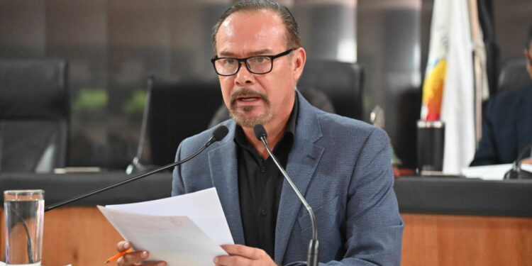 La XVII Legislatura del Congreso del Estado aprobó el punto de acuerdo presentado por el diputado Sergio Guluarte Ceseña (MORENA), mediante el cual se exhorta a los titulares del IMSS, IMSS-BIENESTAR e ISSSTE a evaluar la incorporación de la vosoritida en sus respectivos listados o catálogos de medicamentos.