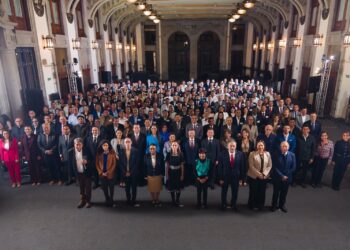 Participa Víctor Castro en reunión nacional; acuerdan agilizar trámites de vivienda y fortalecer IMSS-Bienestar en BCS