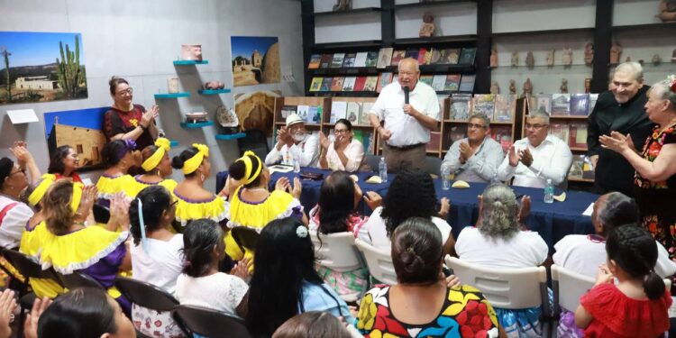 En un espacio de intercambio cultural y reconocimiento de la diversidad, se llevó a cabo la exposición y conversatorio “El Maíz Nos Une”, estrategia que promueve el acercamiento entre pueblos originarios de distintas regiones de México, comunidades afromexicanas asentadas en Baja California Sur y la población sudcaliforniana. El gobernador Víctor Manuel Castro Cosío encabezó la actividad, realizada en el Museo Regional de Antropología e Historia de Baja California Sur, acompañado por la presidenta del Sistema Estatal para el Desarrollo Integral de la Familia (SEDIF), Patricia Imelda López Navarro, y el coordinador de asesores del Gobierno del Estado, José Guadalupe Ojeda Aguilar.