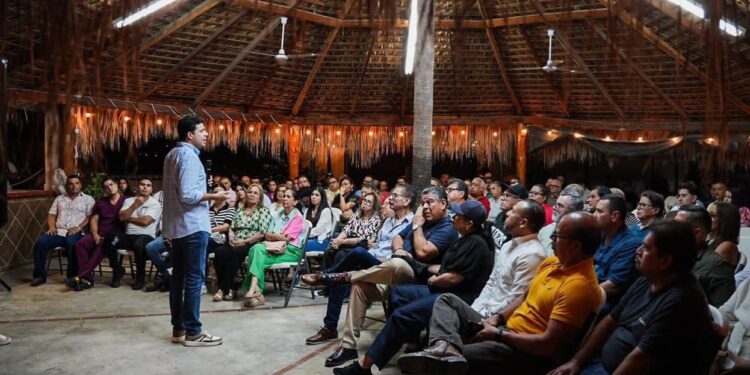 Manuel Cota, coordinador estatal de la 4T, se reunió con muleginos radicados en La Paz, dentro de una serie de reuniones que realiza con diversos sectores,y partidos políticos aliados a Morena.