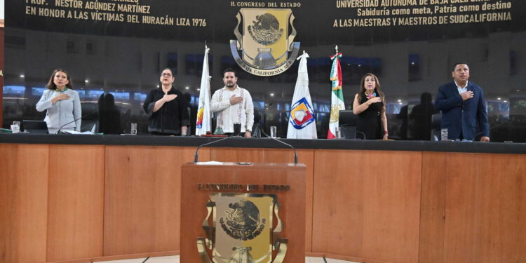 A 52 años de la creación de nuestro estado, la mejor manera de honrar a quienes lo hicieron posible es ejercer con honestidad la responsabilidad que nos confiaron, pronunció el presidente de la Mesa Directiva, diputado Eduardo Van Wormer Castro, en la sesión solemne de conmemoración del LII Aniversario de la Conversión de Territorio a Estado de Baja California Sur. Ante representantes de los poderes ejecutivo, judicial, del diputado y diputada constituyentes Eligio Soto y María Luisa Salcedo, Van Wormer Castro asumió el compromiso de conducir los trabajos legislativos con respeto a todas las voces.