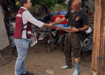 Sergio Tano Polanco continúa recorriendo las colonias de La Paz compartiendo el mensaje de la Cuarta Transformación